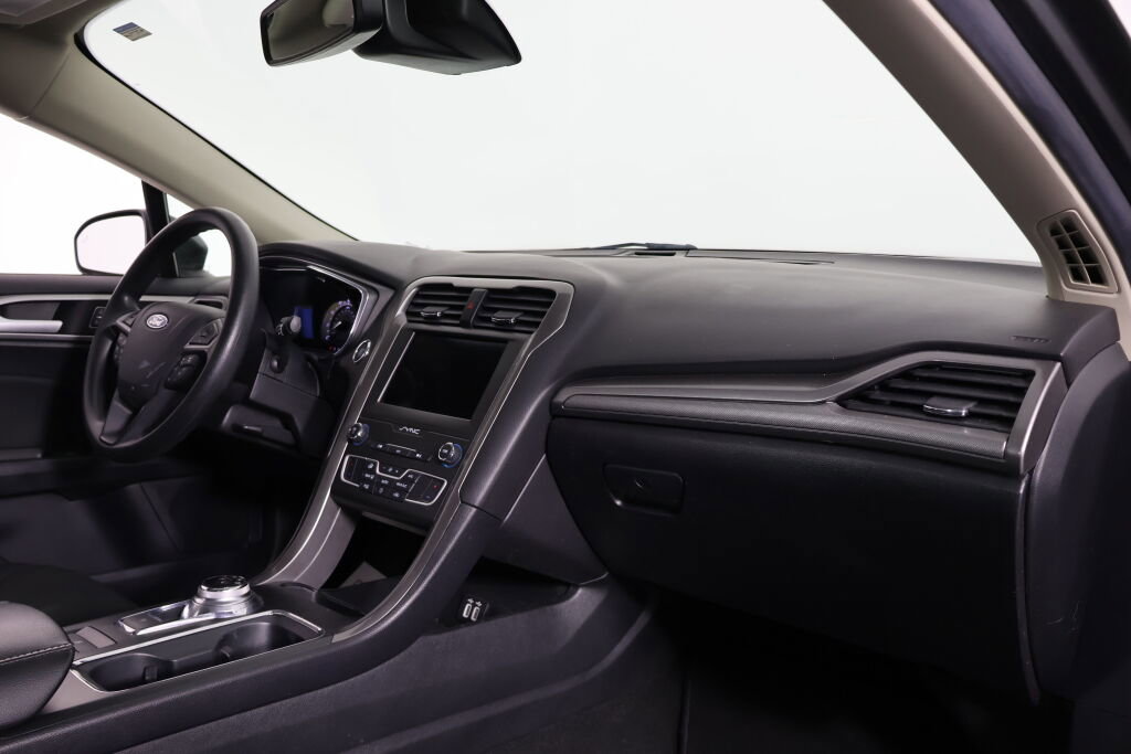 Used 2020 Ford Fusion SE image 25