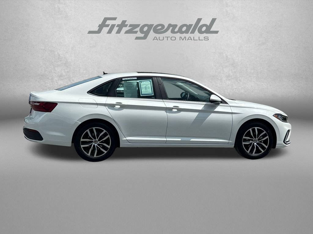 Used 2025 Volkswagen Jetta SE FWD image 3