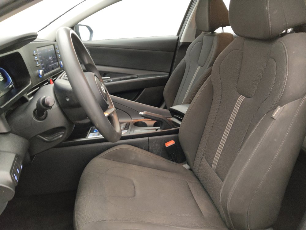 Used 2025 Hyundai Elantra SE FWD image 17