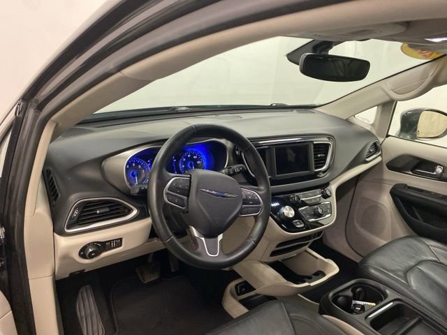 Used 2020 Chrysler Pacifica Touring-L FWD image 8