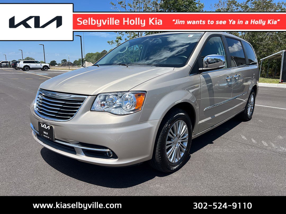 Used 2013 Chrysler Town & Country Touring-L w/ Driver Convenience Group FWD image 1