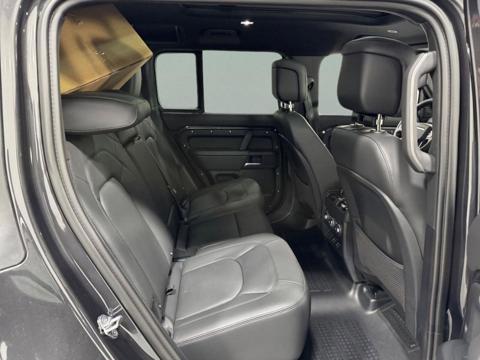 New 2026 Land Rover Defender 110 X-Dynamic SE image 9