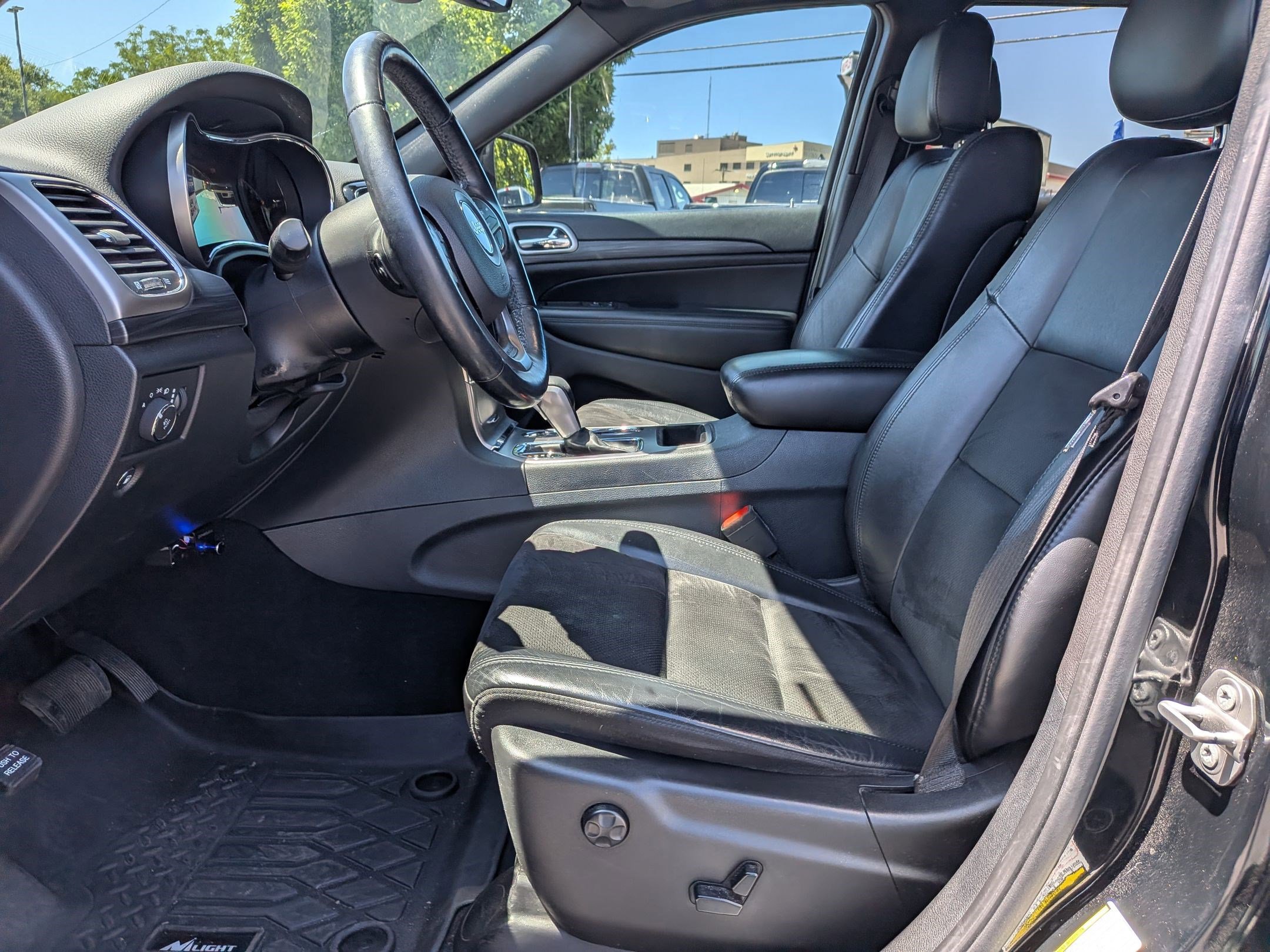 Used 2020 Jeep Grand Cherokee Altitude AWD/4WD image 18