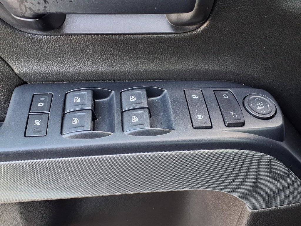 Used 2018 Chevrolet Silverado 1500 LT w/ All Star Edition AWD/4WD image 7