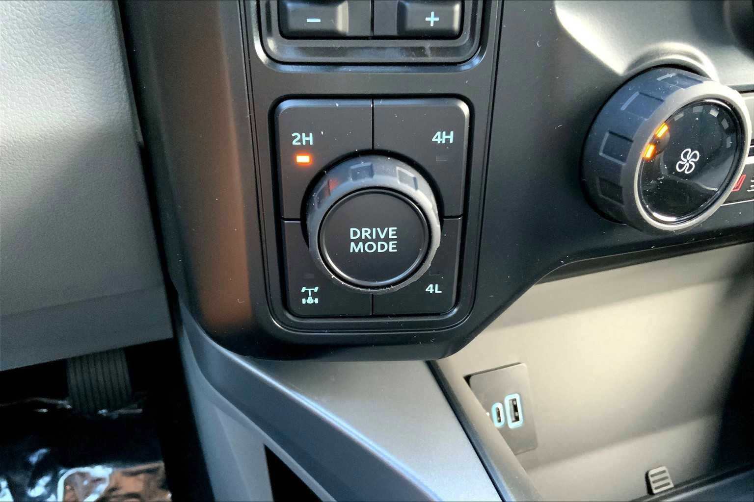 New 2026 Ford F350 XLT w/ XLT Premium Package AWD/4WD image 17