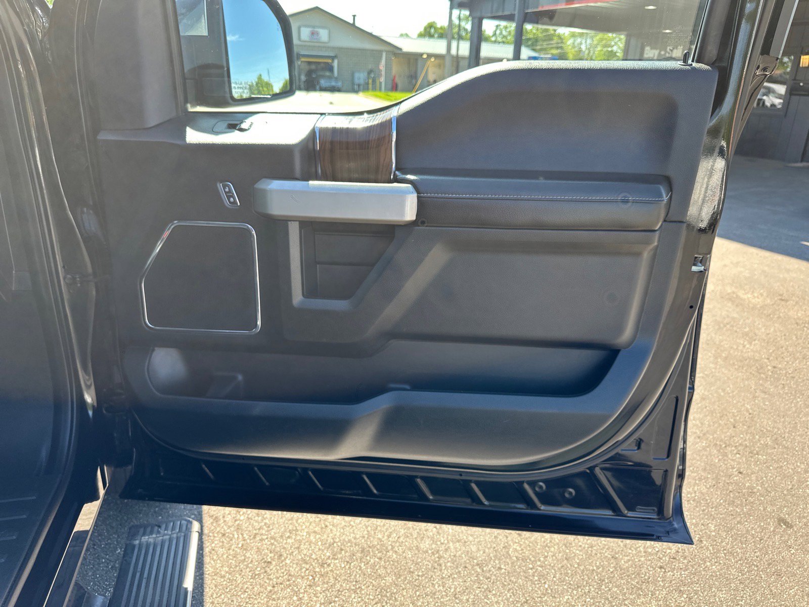 Used 2017 Ford F150 Lariat w/ Equipment Group 502A Luxury AWD/4WD image 31
