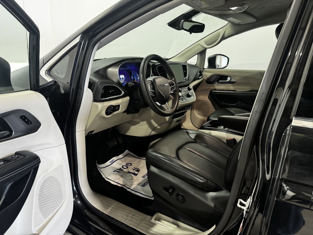 Used 2023 Chrysler Pacifica Touring-L image 15