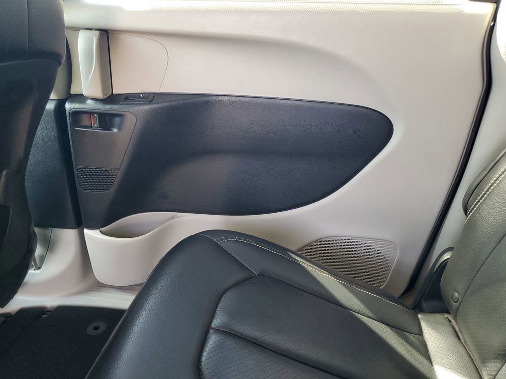 Used 2022 Chrysler Pacifica Touring-L image 24