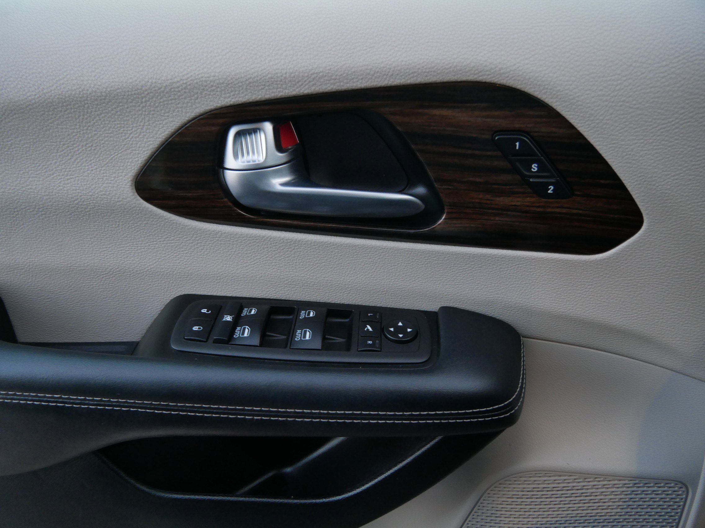 Used 2023 Chrysler Pacifica Limited FWD image 27