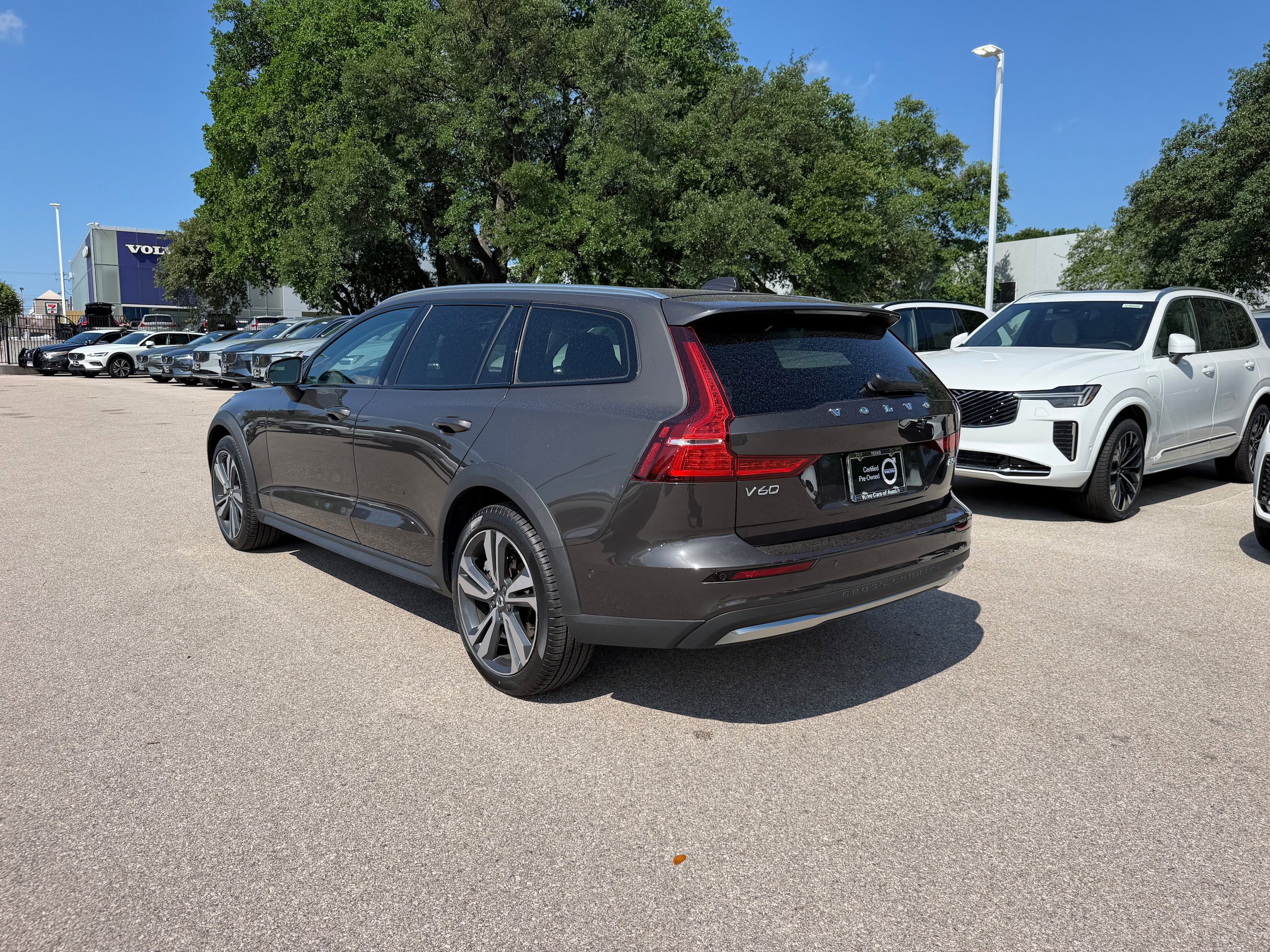 Certified 2025 Volvo V60 B5 Cross Country Plus AWD/4WD image 4