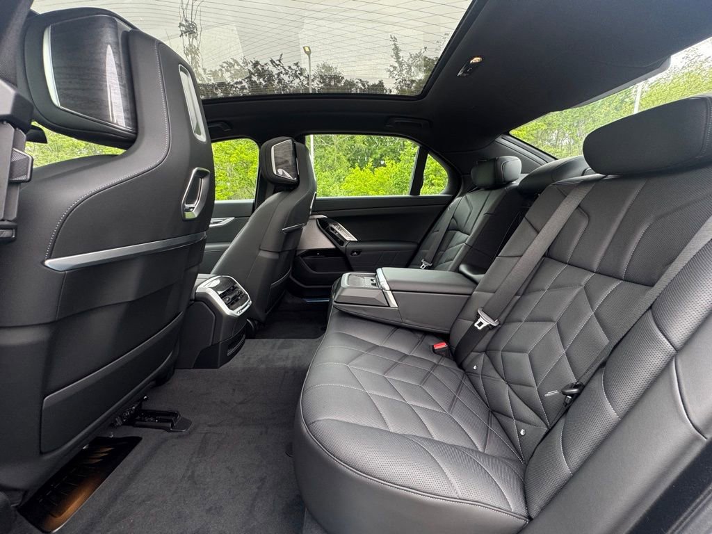 Used 2025 BMW 760i xDrive image 19