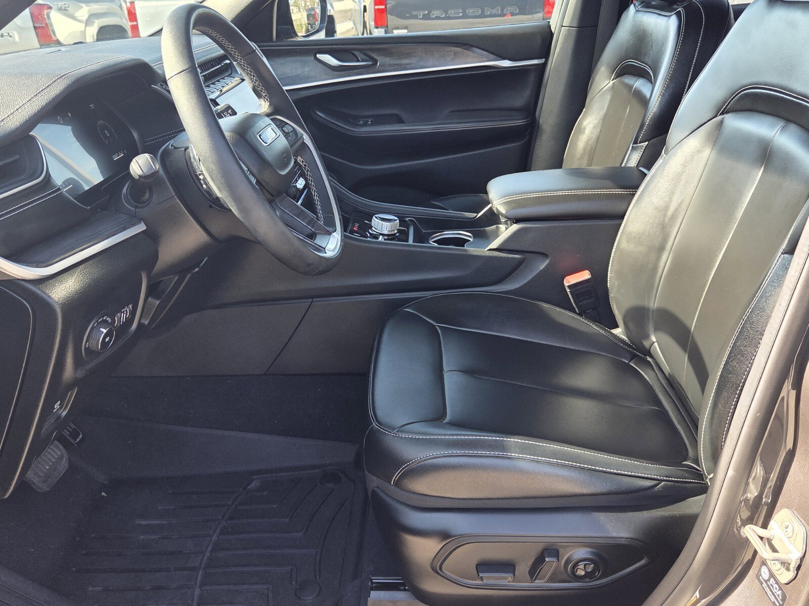 Used 2024 Jeep Grand Cherokee L Limited w/ Black Appearance Package image 4