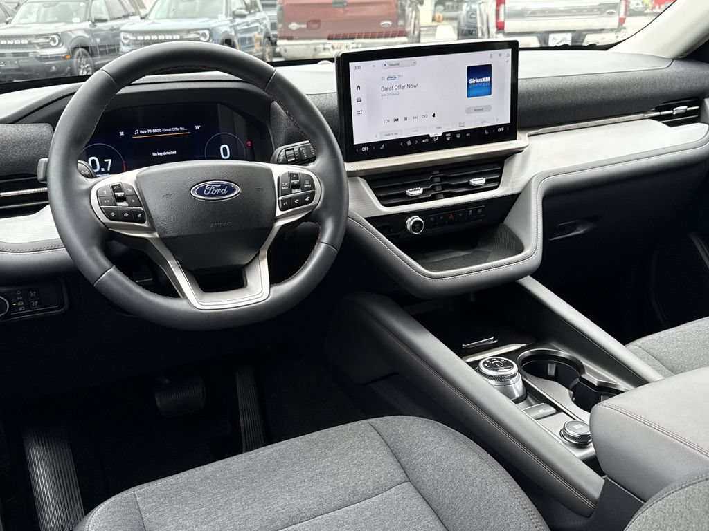 Used 2025 Ford Explorer Active AWD/4WD image 25