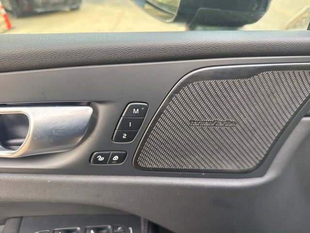 Used 2024 Volvo XC60 B5 Plus image 12