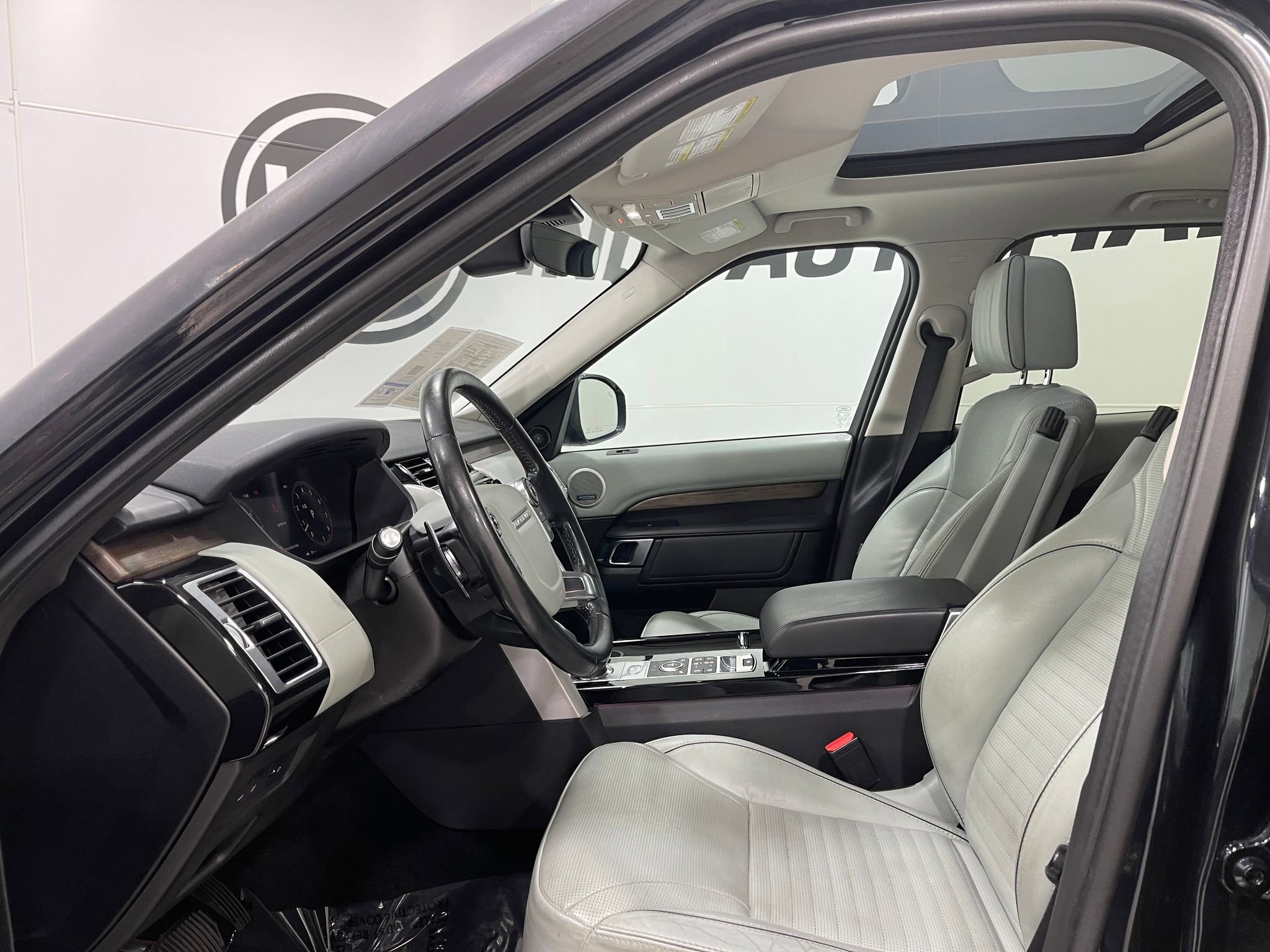 Used 2018 Land Rover Discovery HSE Luxury AWD/4WD image 13