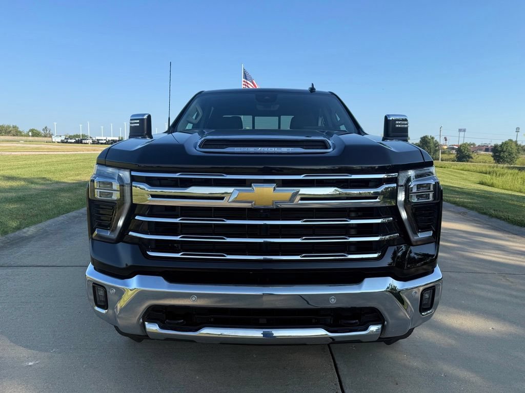 Used 2026 Chevrolet Silverado 2500 LTZ w/ LTZ Premium Package AWD/4WD image 12
