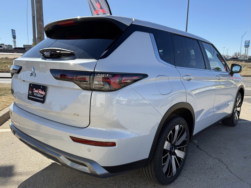 New 2026 Mitsubishi Outlander SE image 9