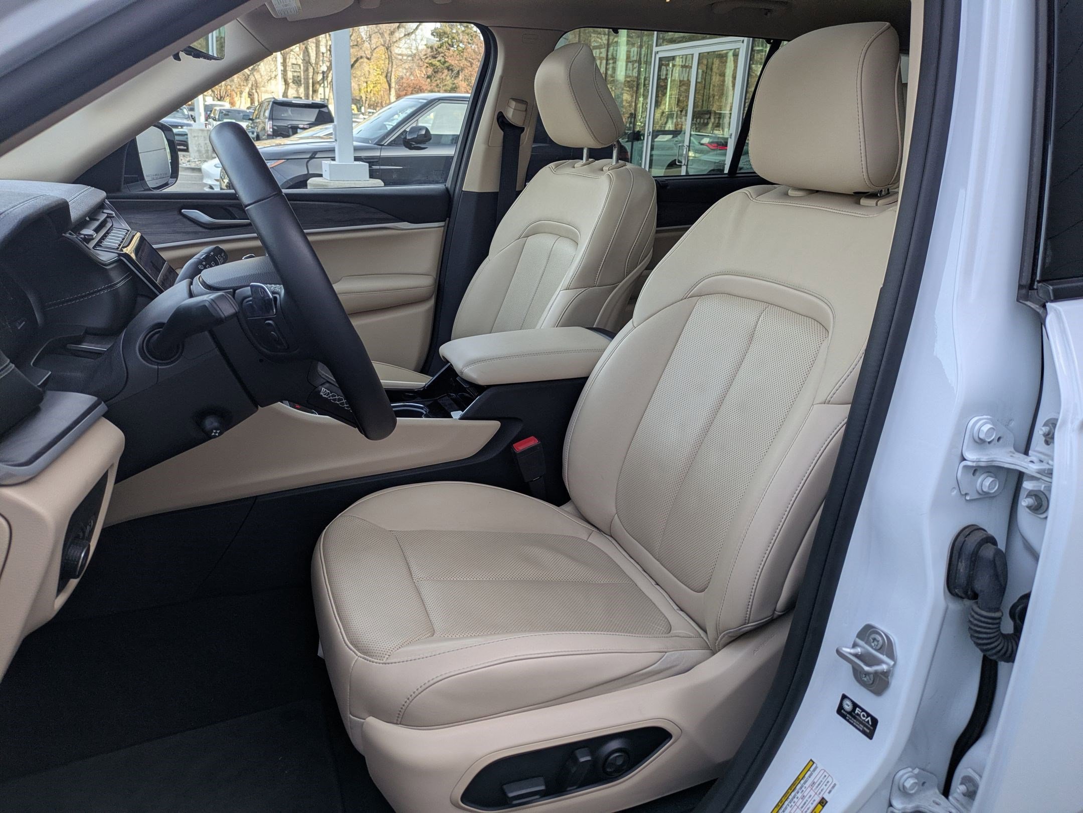 Used 2022 Jeep Grand Cherokee L Limited w/ Luxury Tech Group II image 26