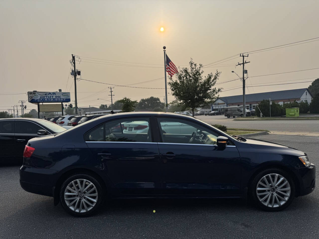 Used 2011 Volkswagen Jetta SEL FWD image 3