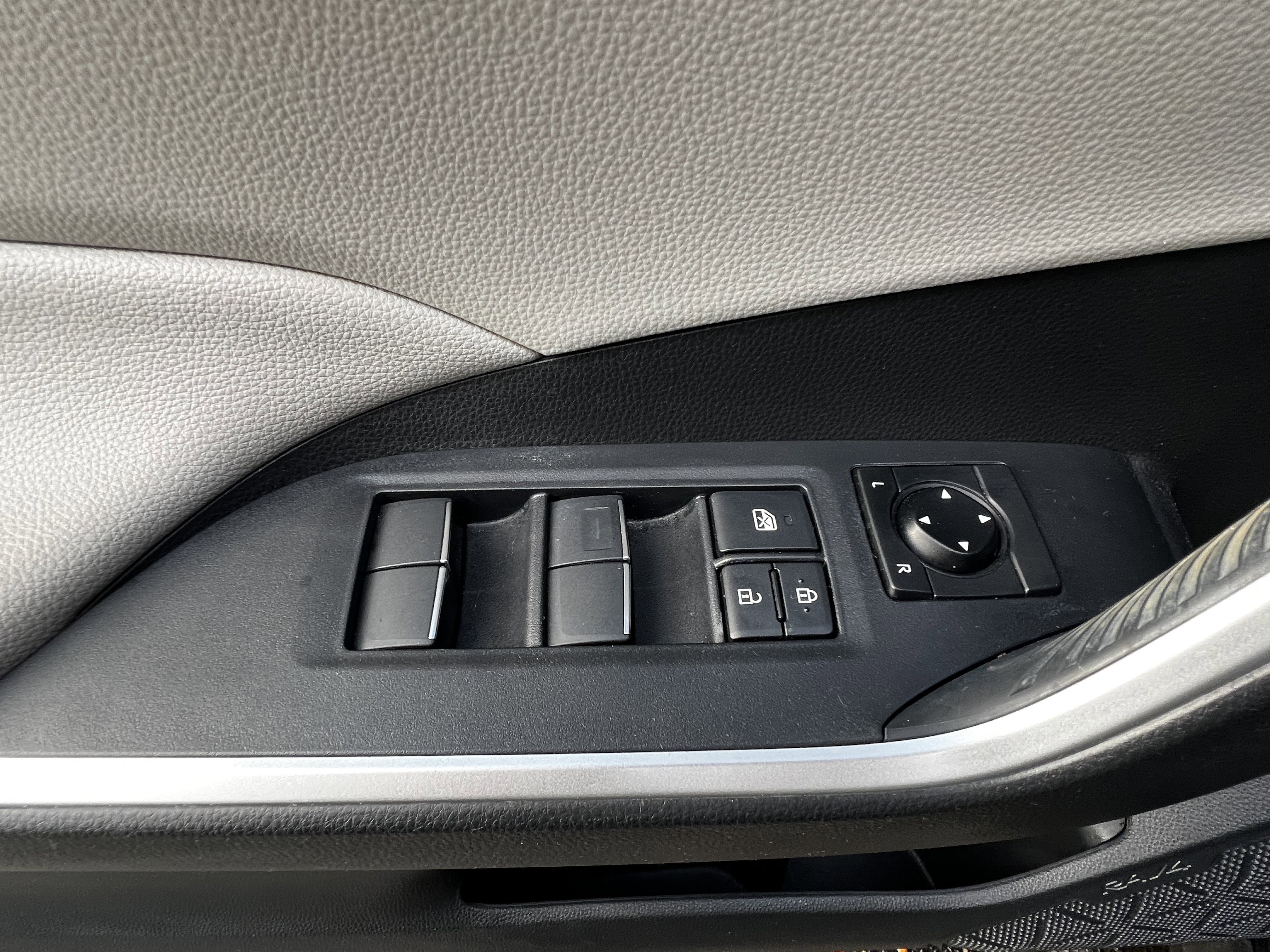 Used 2019 Toyota RAV4 XLE Premium image 14