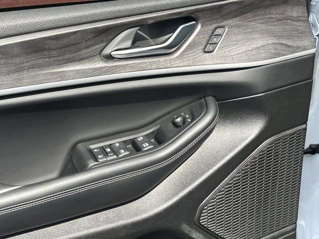 Certified 2025 Jeep Grand Cherokee Limited w/ Luxury Tech Group II image 14