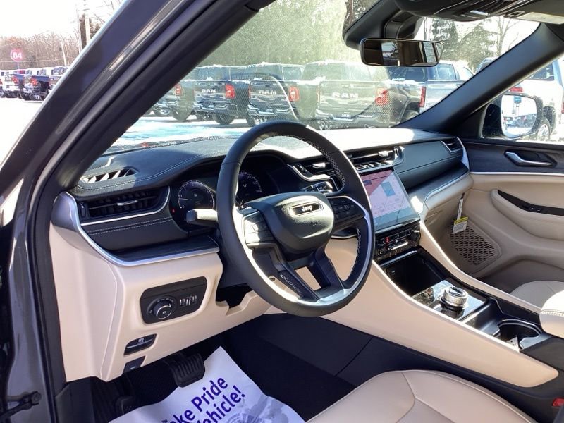 New 2025 Jeep Grand Cherokee L Limited w/ Black Appearance Package AWD/4WD image 30