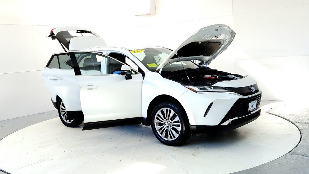 Certified 2023 Toyota Venza XLE AWD/4WD image 12