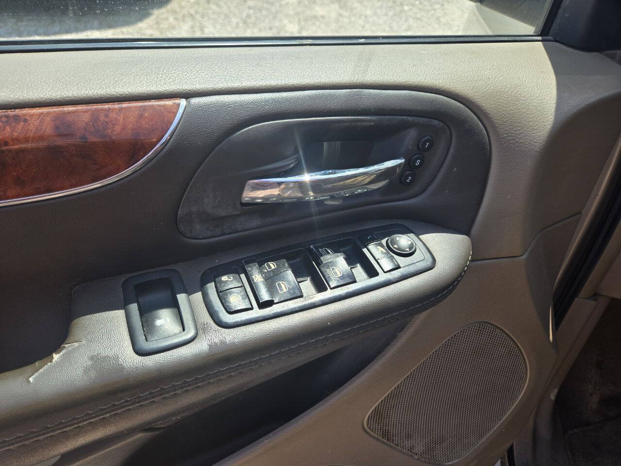 Used 2015 Chrysler Town & Country Limited Platinum FWD image 8