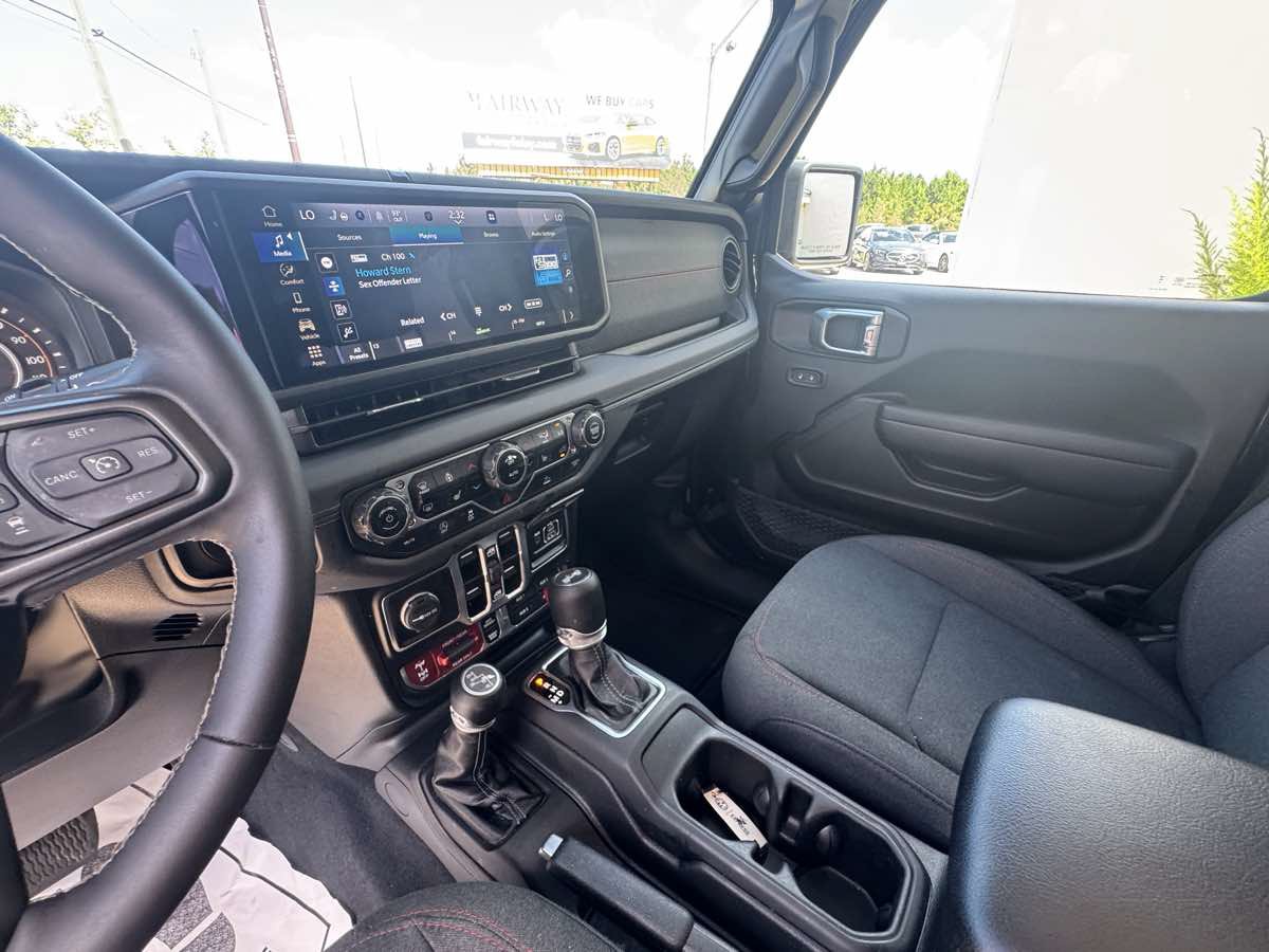 Used 2025 Jeep Wrangler Unlimited Rubicon w/ Convenience Group AWD/4WD image 17