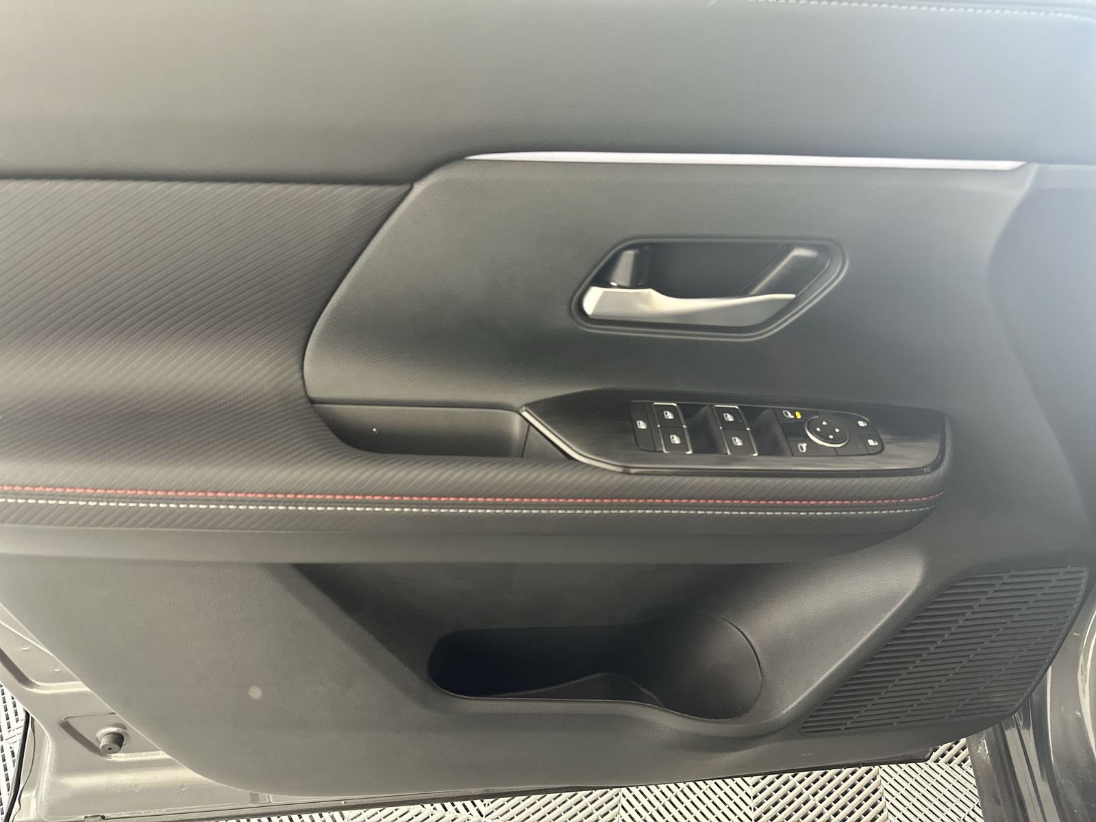Certified 2025 Nissan Kicks SR FWD image 30