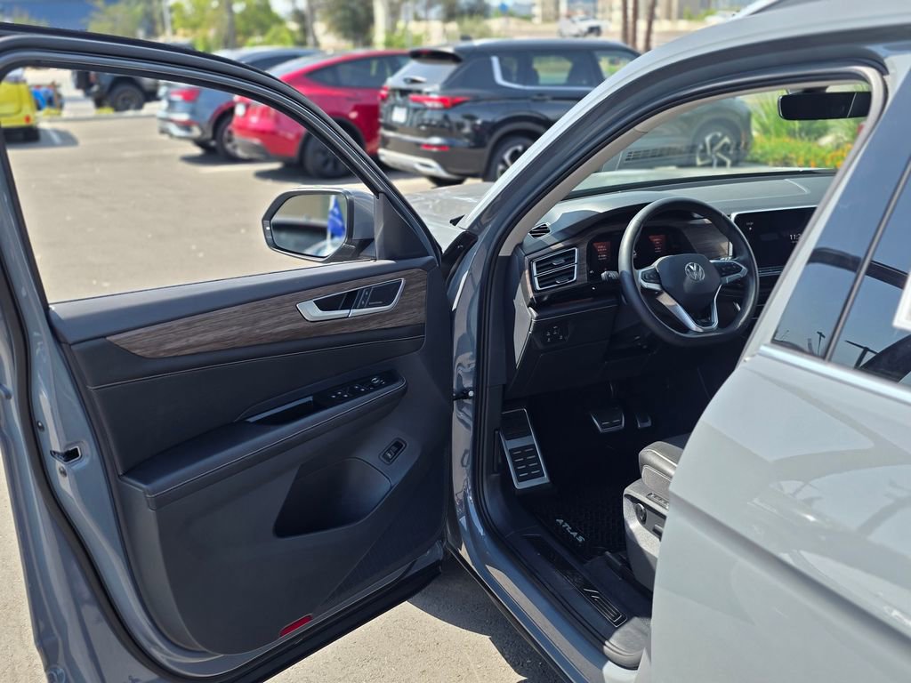 Used 2025 Volkswagen Atlas SEL Premium R-Line image 45