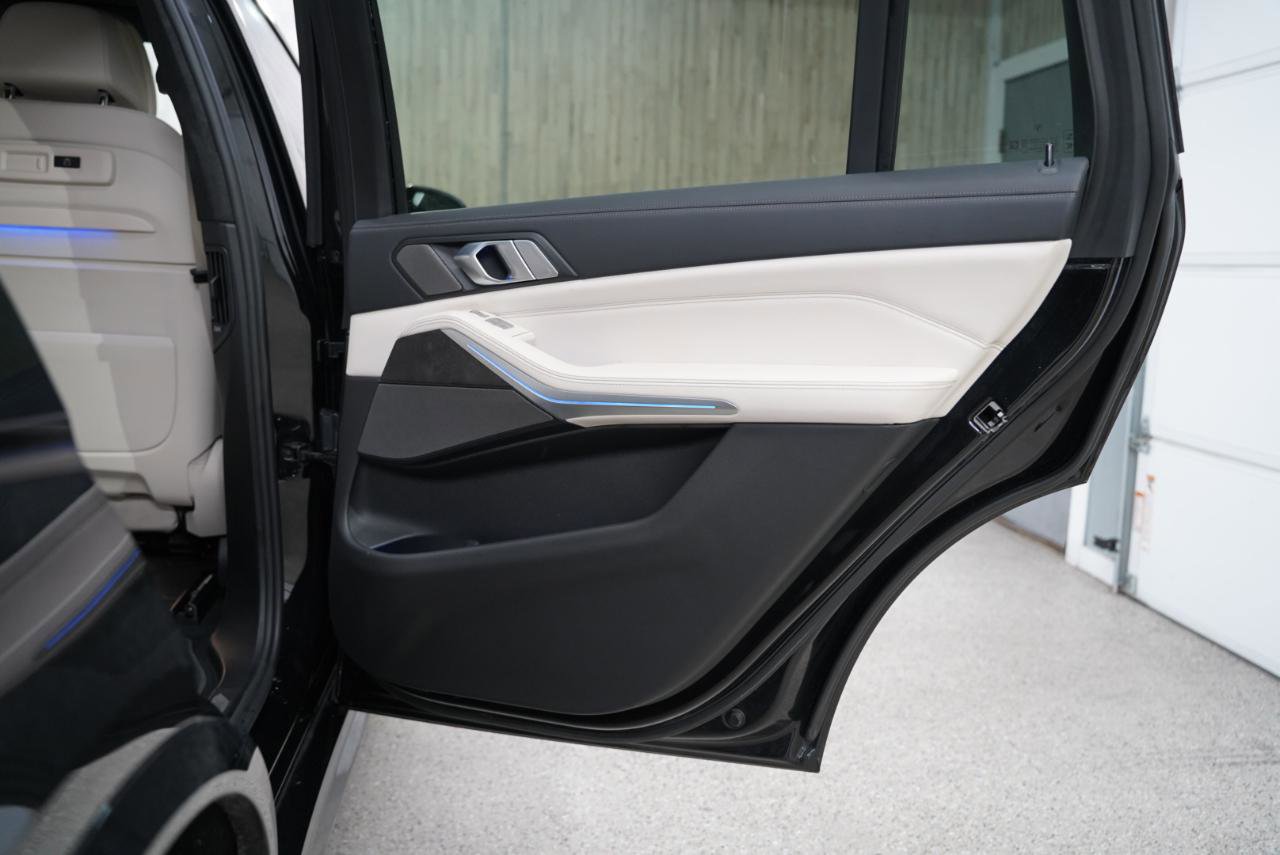 Used 2022 BMW X7 M50i w/ Dynamic Handling Package image 36