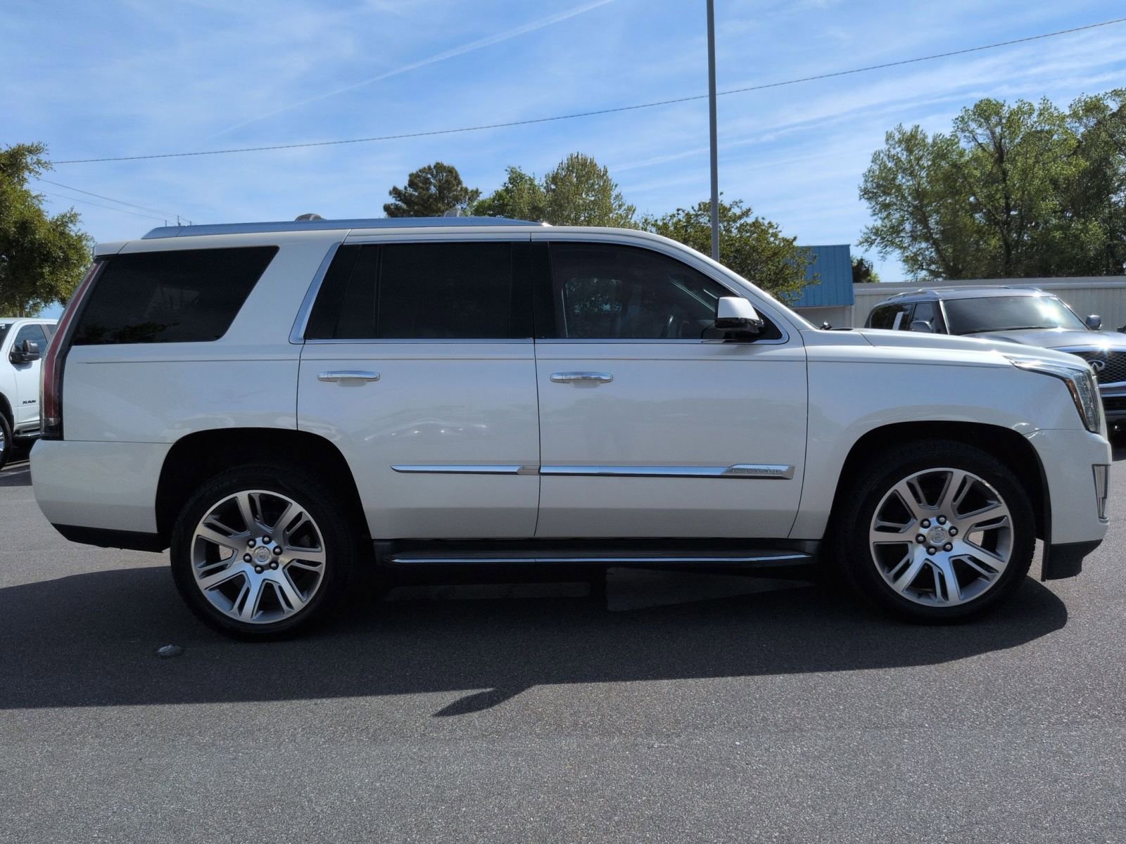 Used 2015 Cadillac Escalade Luxury image 2