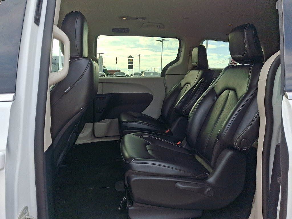 Used 2023 Chrysler Pacifica Touring-L FWD image 10
