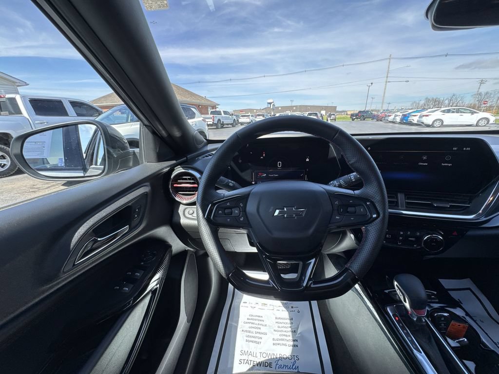 Used 2025 Chevrolet Trax RS w/ Sunroof Package FWD image 14