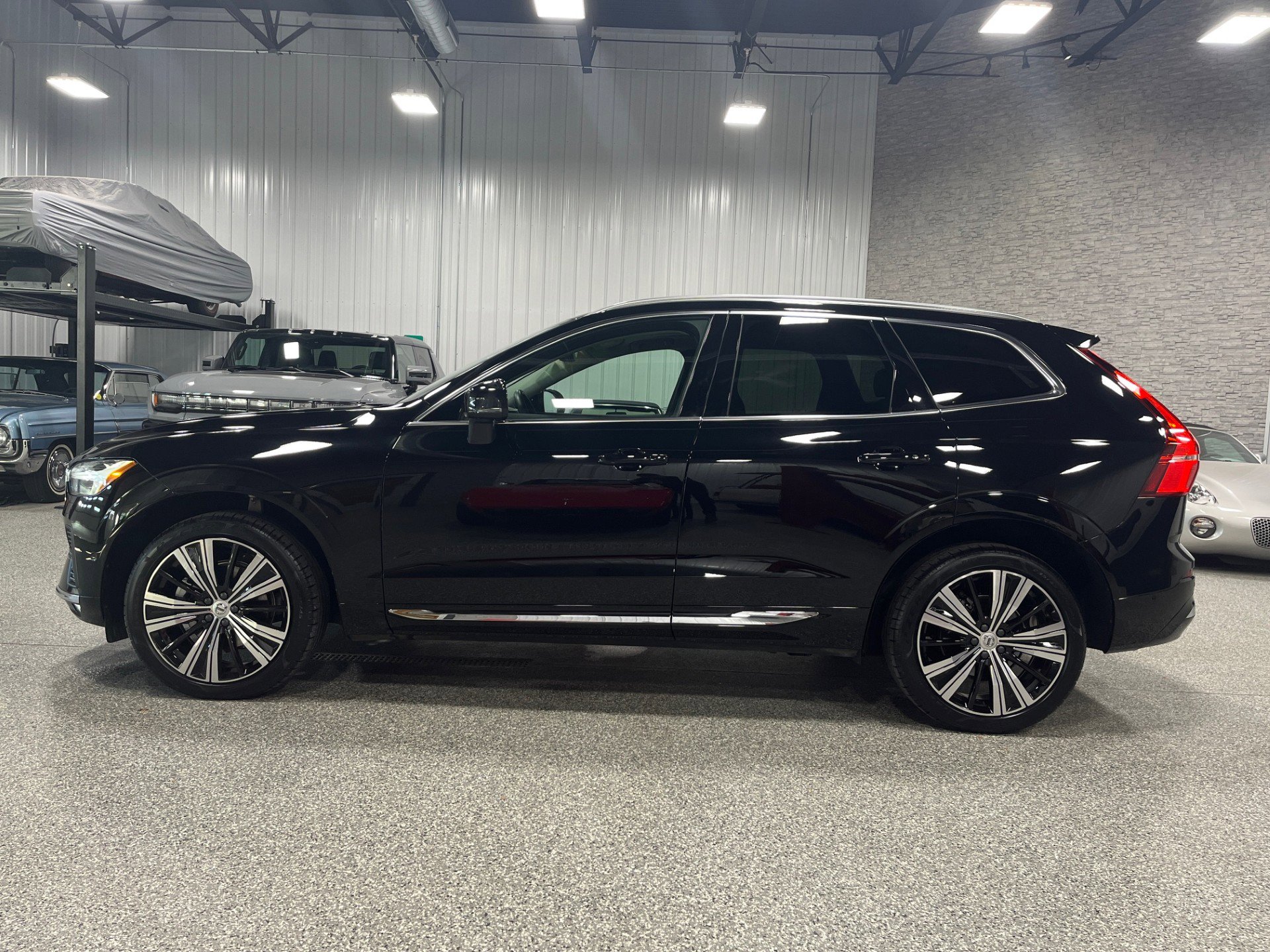 Used 2022 Volvo XC60 B5 Inscription image 2