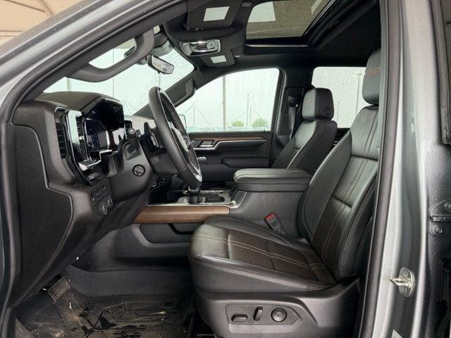 Used 2025 Chevrolet Silverado 1500 High Country AWD/4WD image 14