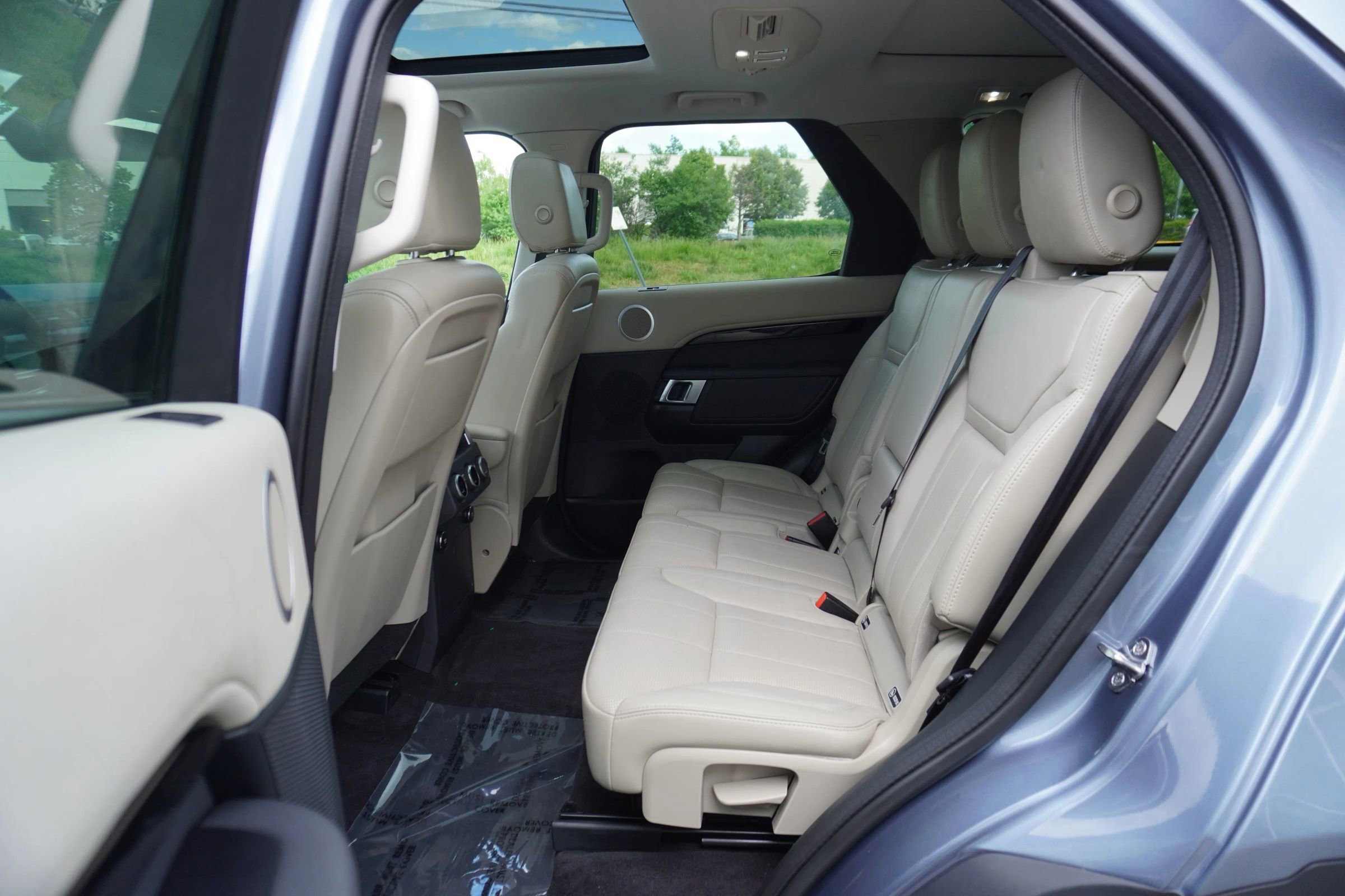 Used 2020 Land Rover Discovery SE AWD/4WD image 11