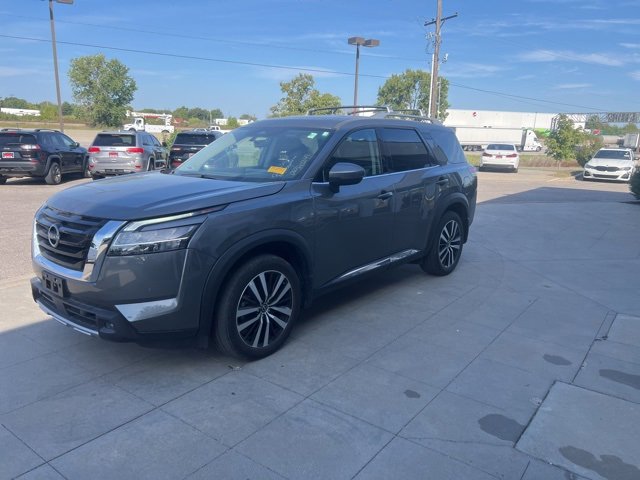 Used 2024 Nissan Pathfinder Platinum w/ Cargo Package image 11