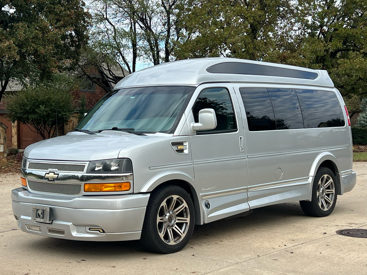 Used 2018 Chevrolet Express 2500 w/ Enhanced Convenience Package image 2