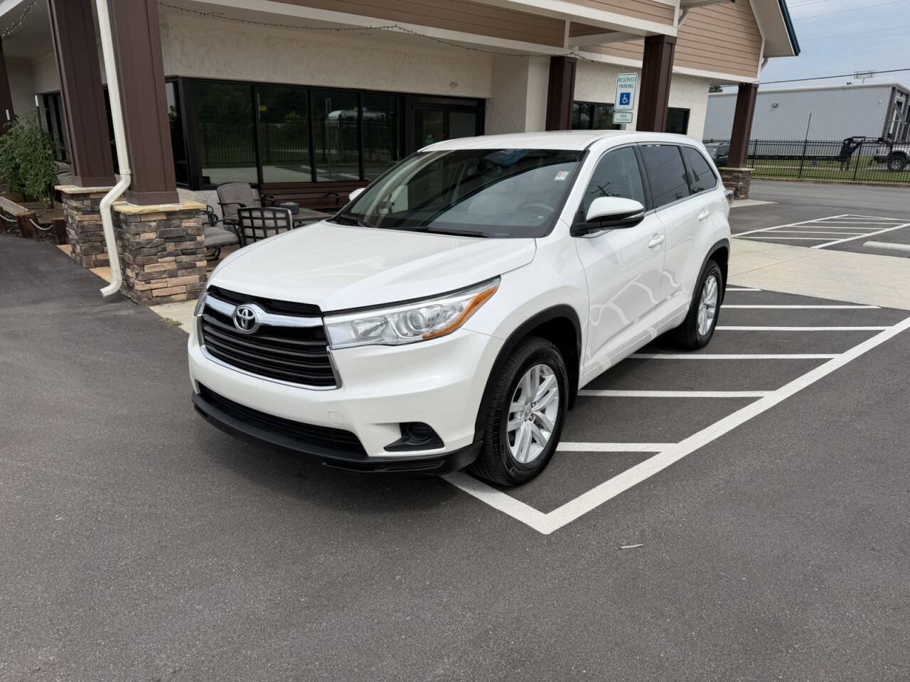 Used 2015 Toyota Highlander LE AWD/4WD image 2