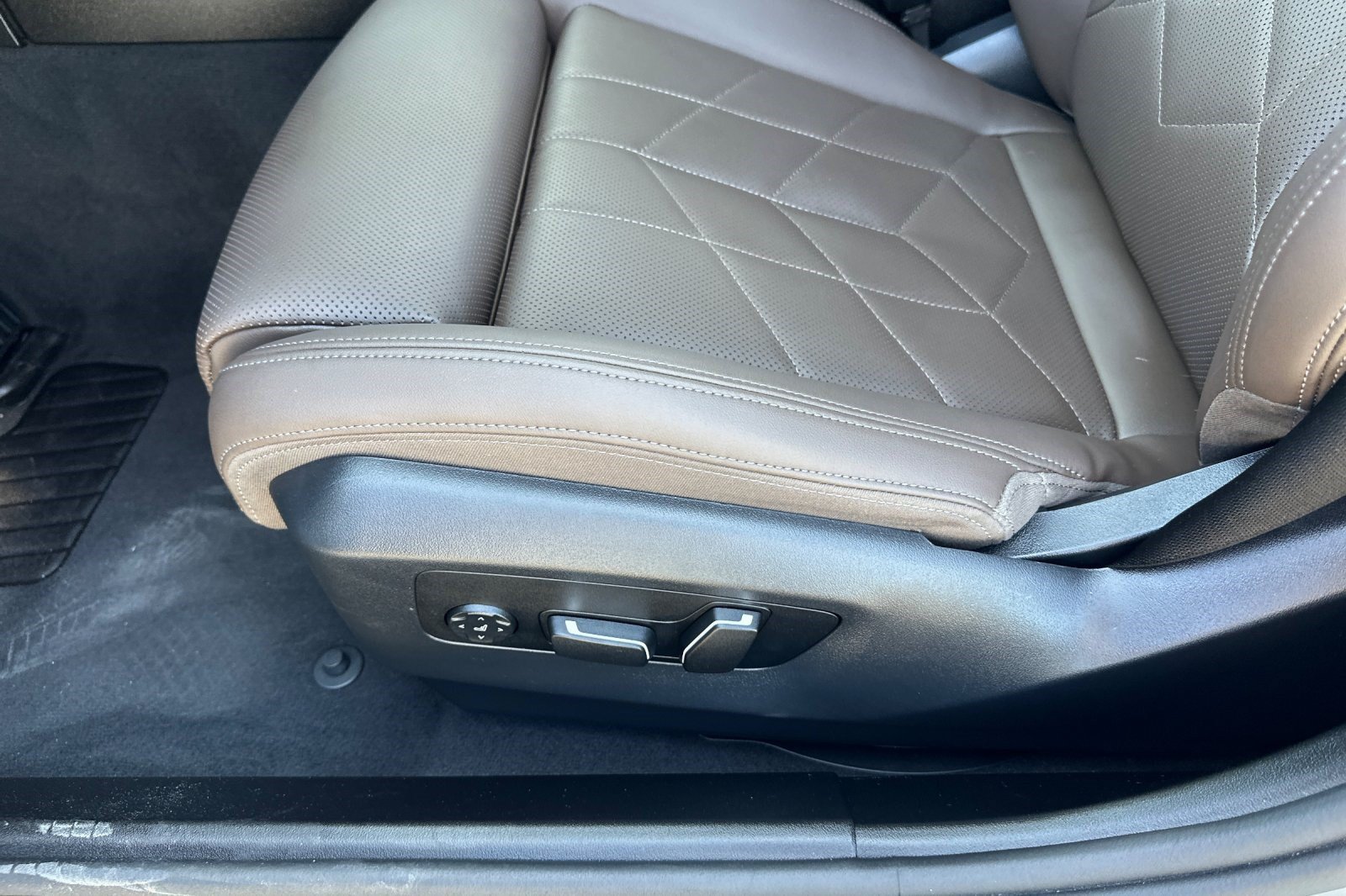 Used 2024 BMW 530i w/ Convenience Package RWD image 15