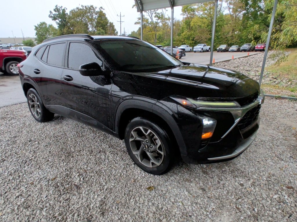 Used 2024 Chevrolet Trax LT w/ Driver Confidence Package FWD image 2