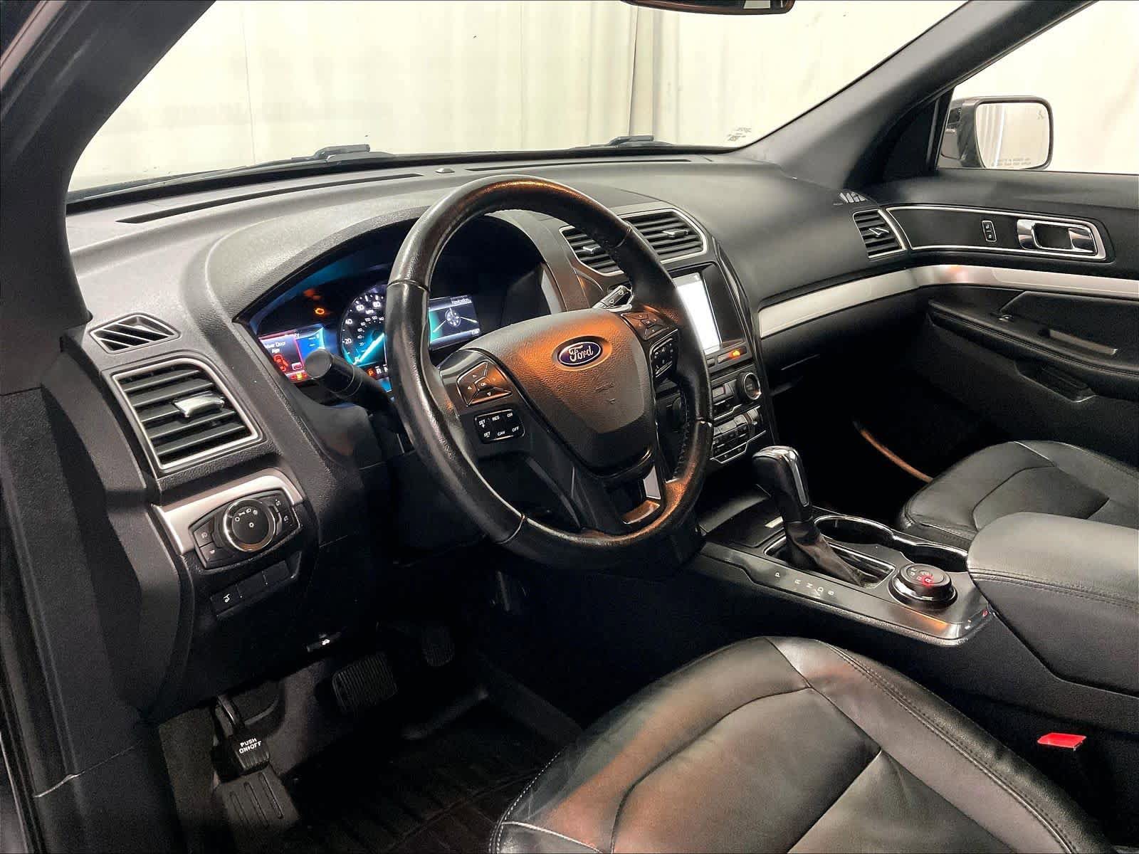 Used 2017 Ford Explorer XLT w/ Equipment Group 202A AWD/4WD image 8