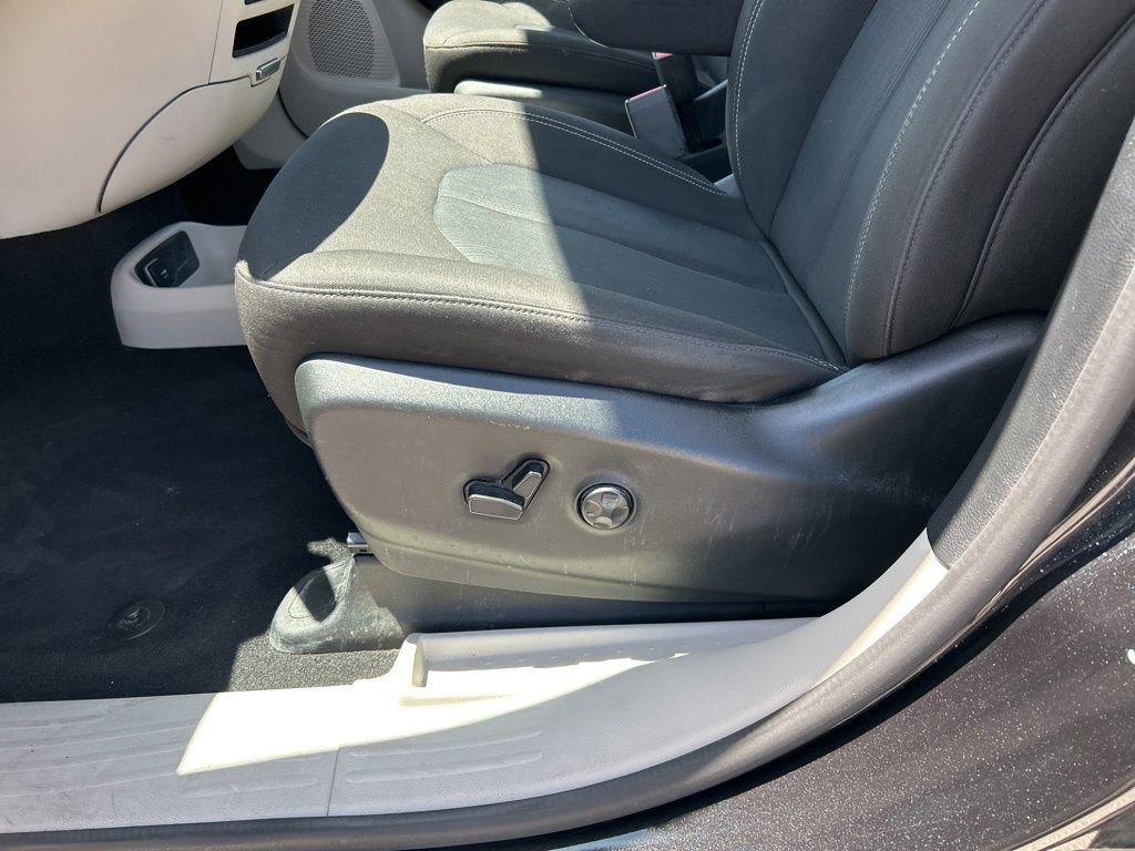 Used 2022 Chrysler Voyager LX FWD image 17