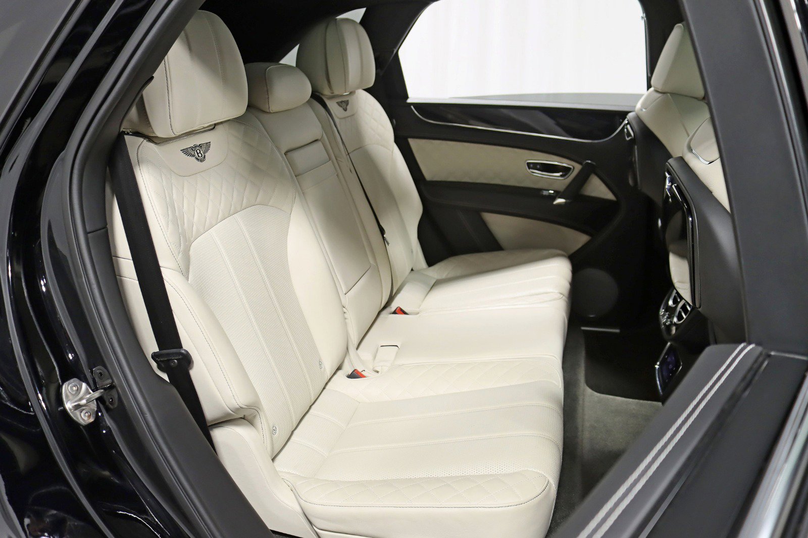 Used 2017 Bentley Bentayga image 37