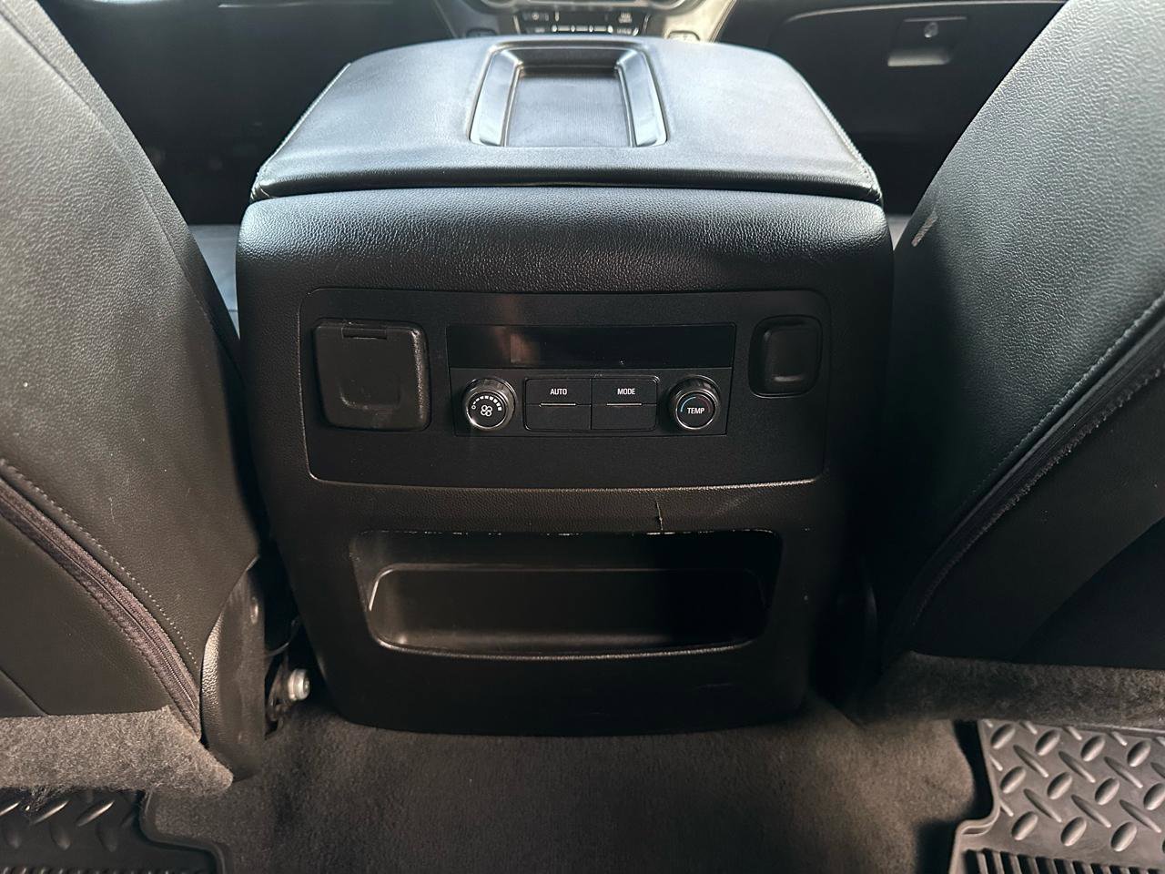 Used 2019 Chevrolet Suburban LT RWD image 19