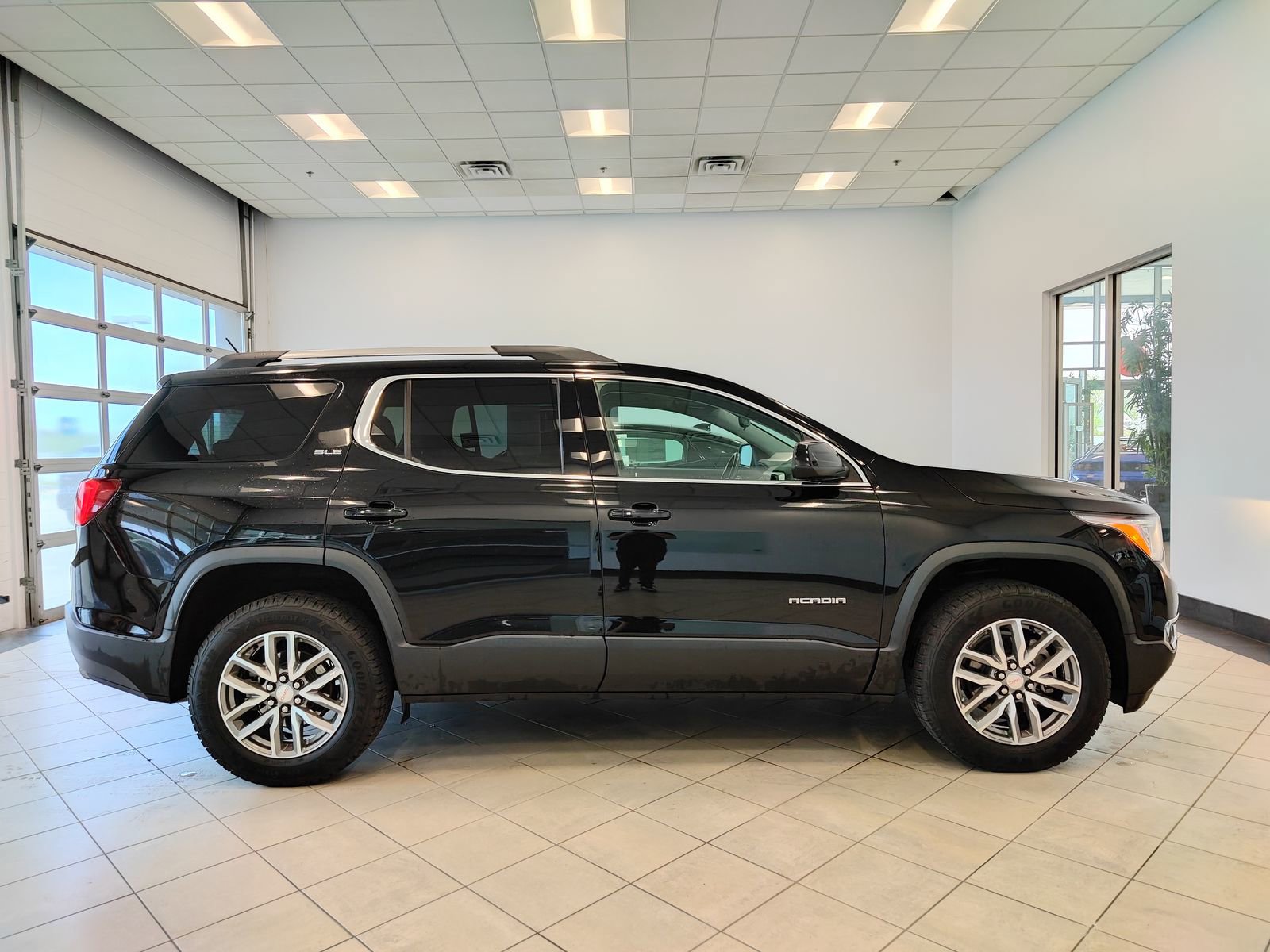Used 2019 GMC Acadia SLE w/ Driver Alert Package I image 2