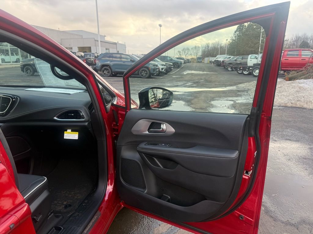 New 2026 Chrysler Pacifica Limited w/ S Appearance Package image 28