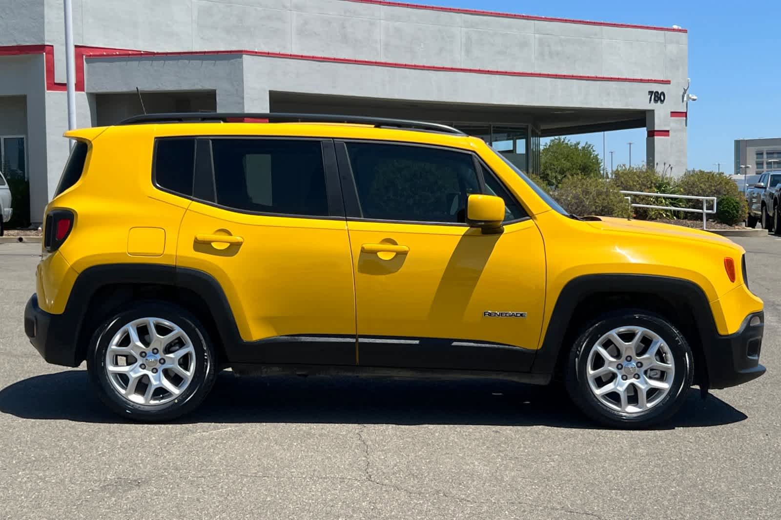 Used 2018 Jeep Renegade Latitude FWD image 6